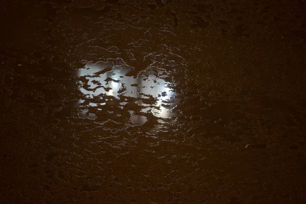 Dirty Puddle Night Light Reflection — Stock Photo, Image