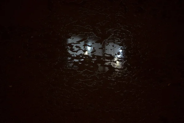 Špinavá Louže Noci Světelný Odraz Něm — Stock fotografie