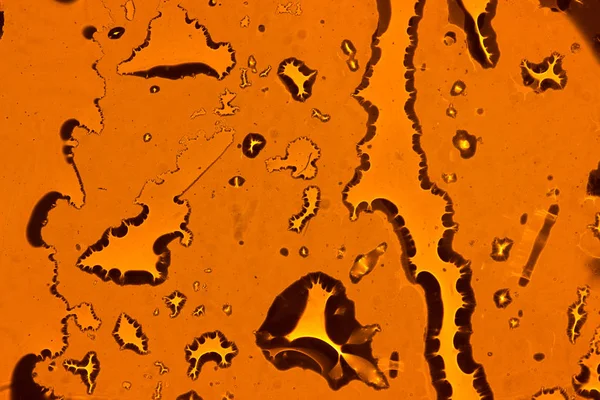 Sarı arka plan üzerinde su damlacıkları. arkadan aydınlatmalı