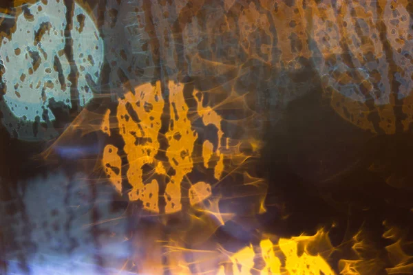 Damla yağmur pencerede, gece. bulanık ışık