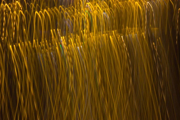 Soyut ışıklar, flash, gece şehir. yağmur damlaları