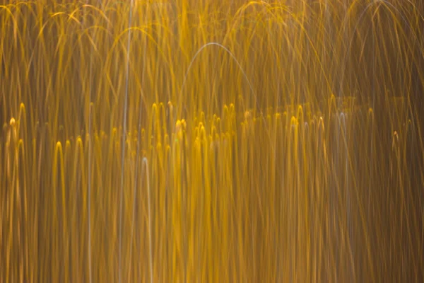 Soyut ışıklar, flash, gece şehir. yağmur damlaları