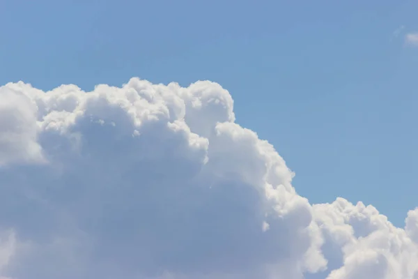 Bulutlu Mavi Gökyüzü Açılış Günü Sabahları Iyi Hava — Stok fotoğraf