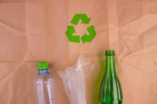 Öko Konzept Mit Recycling Symbol Auf Dem Tisch — Stockfoto