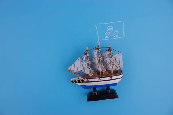 Модель Пиратского Корабля Синем Фоне — стоковое фото