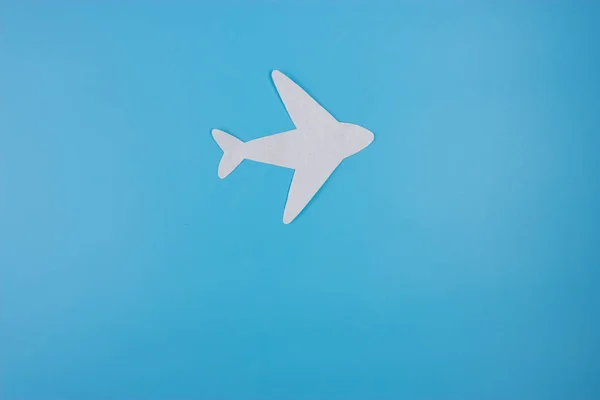파란색 배경에 비행기 — 스톡 사진