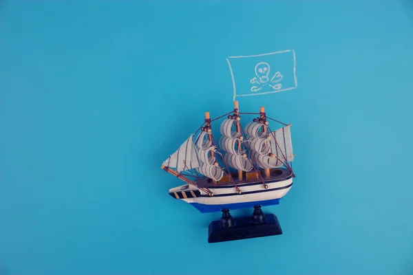 Piraten Schip Model Blauwe Achtergrond — Stockfoto