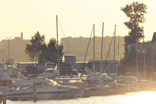 Marina Med Motor Och Segel Båtar Solnedgången Ljus — Stockfoto