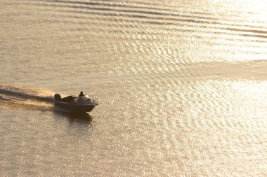 gün batımı ışık nehre küçük tekne