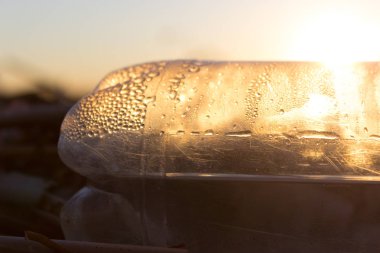 Plastik su şişeleri okyanus kirletmez. şişe üstünde belgili tanımlık fiyat