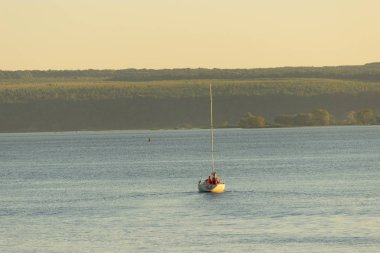 sıcak bir gün batımı ışık küçük Yelkenli tekne