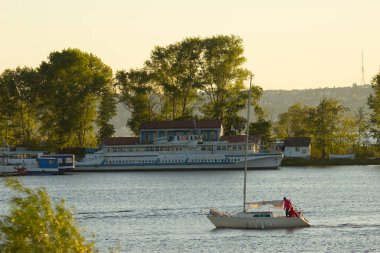 sıcak bir gün batımı ışık küçük Yelkenli tekne