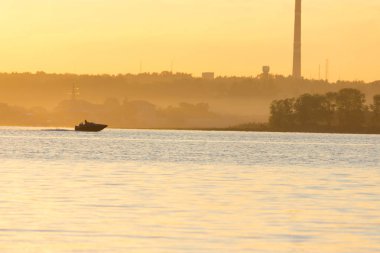 gün batımı ışık nehre küçük tekne
