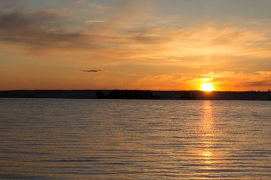 turuncu ve pembe renklerde deniz üzerinde güzel gün batımı