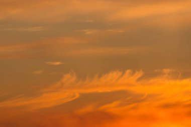 Bulutlu bir güzel renklerde gündoğumu günbatımı