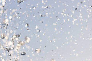 Yukarı sıçrama, yakın dalgalar. bulanık su sıçraması