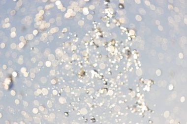 Yukarı sıçrama, yakın dalgalar. bulanık su sıçraması