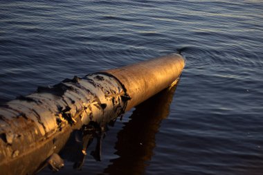 Endüstriyel Atıksu nehre taburcu. su kirliliği
