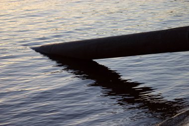 Endüstriyel Atıksu nehre taburcu. su kirliliği