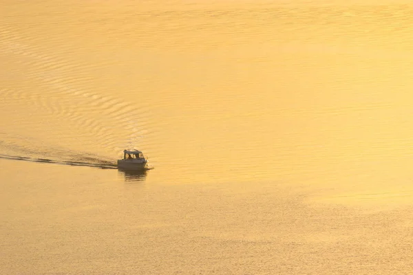 Petit Bateau Dans Rivière Lumière Coucher Soleil — Photo