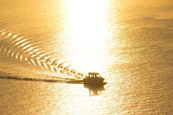 Pequeno Barco Rio Pôr Sol Luz — Fotografia de Stock