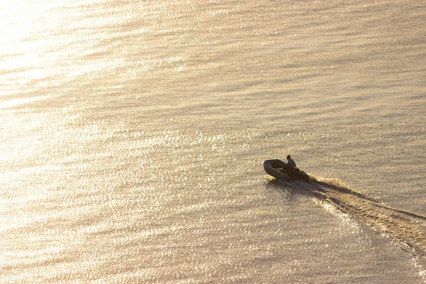 Liten Båt Floden Solnedgången Ljus — Stockfoto