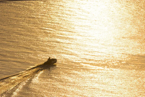 Malý Člun Řece Západu Slunce Světlo — Stock fotografie
