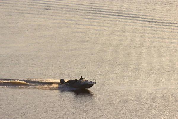 Liten Båt Floden Solnedgången Ljus — Stockfoto