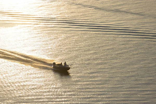 Petit Bateau Dans Rivière Lumière Coucher Soleil — Photo