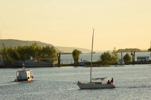 Liten Segelbåt Varm Solnedgång Belysning — Stockfoto