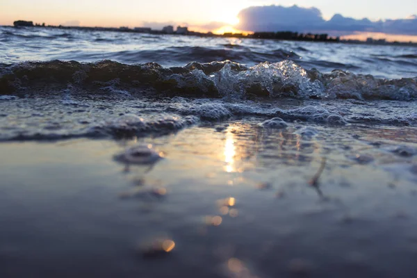 ビーチ 波と太陽のイメージがぼやけ — ストック写真