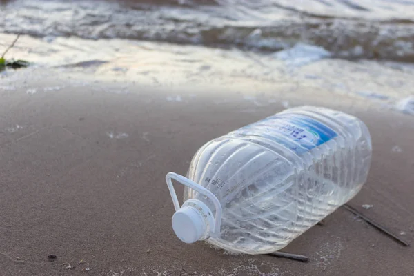 塑料水瓶污染海洋 瓶子的成本 — 图库照片