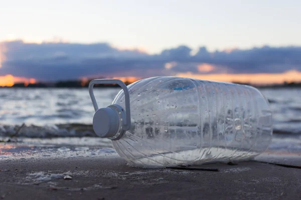 Plastic Water Bottles Pollute Ocean Bottle Cost — Stock Photo, Image