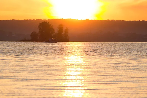 Pequeno Barco Rio Pôr Sol Luz — Fotografia de Stock