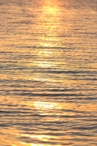 Nahaufnahme Textur Des Wassers Bronzwellen Bei Sonnenuntergang — Stockfoto