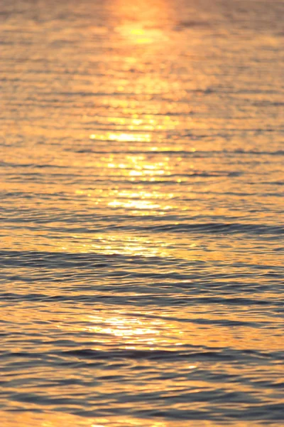 Nahaufnahme Textur Des Wassers Bronzwellen Bei Sonnenuntergang — Stockfoto