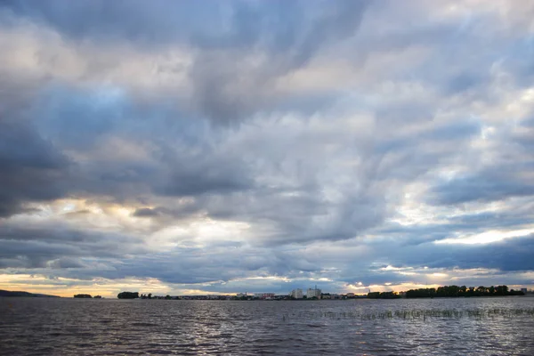 Gewitterwolken Über Dem Meer Dunkle Und Launische Seelandschaft — Stockfoto