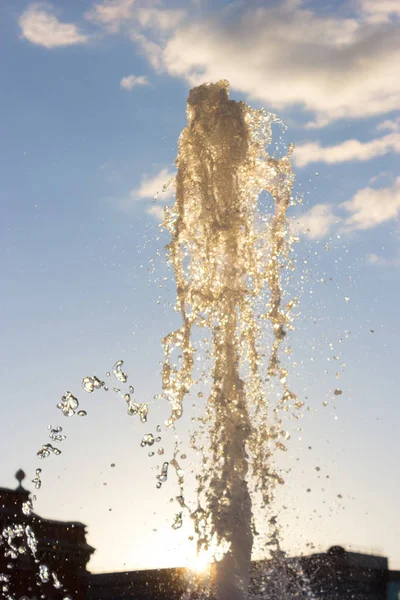 Salpicos Água Fonte Dia Ensolarado Retroiluminado — Fotografia de Stock