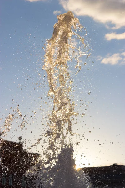 Splashes Fountain Water Sunny Day Backlit — Stock Photo, Image