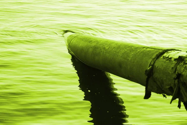 水汚染の概念 パイプと毒性緑色水 — ストック写真
