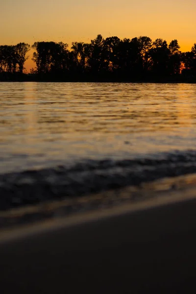 美丽的日落在河上 夏日傍晚 — 图库照片