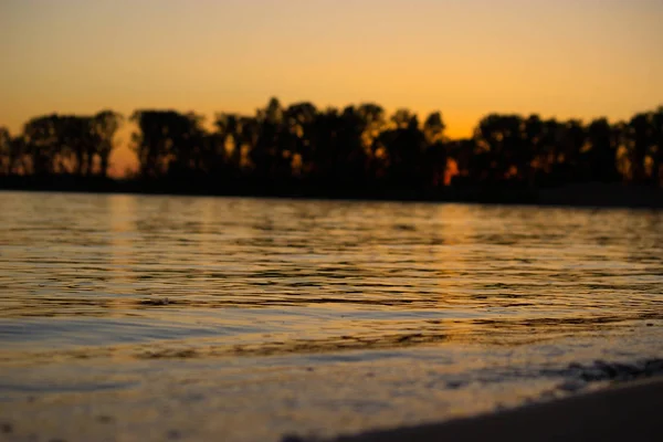美丽的日落在河上 夏日傍晚 — 图库照片