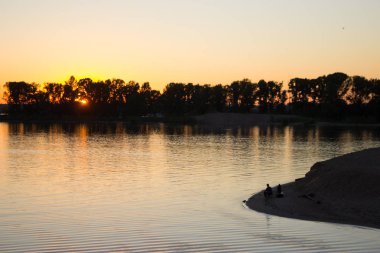 Güzel gün batımı Nehri üzerinde. yaz gecesi