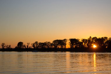Güzel gün batımı Nehri üzerinde. yaz gecesi