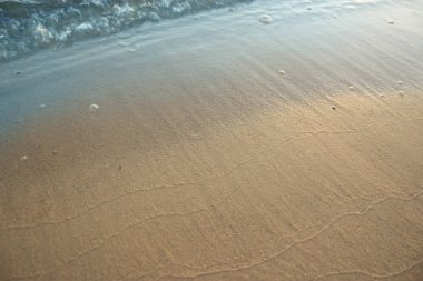 Günbatımı ve nazik sörf. dalgalar kum ve kopya alanı