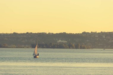 Bir Nehri üzerinde tekne. sarı güneş ışığı