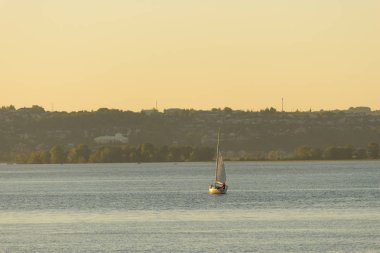 Bir Nehri üzerinde tekne. sarı güneş ışığı