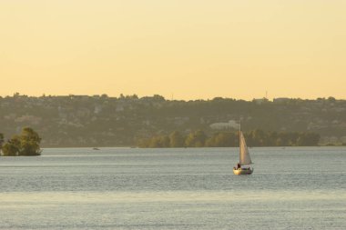 Bir Nehri üzerinde tekne. sarı güneş ışığı