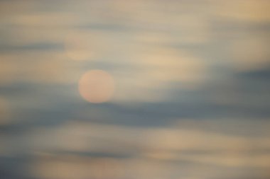 Bulanık tropik gün batımı plajı. Bulanık su arkaplanı