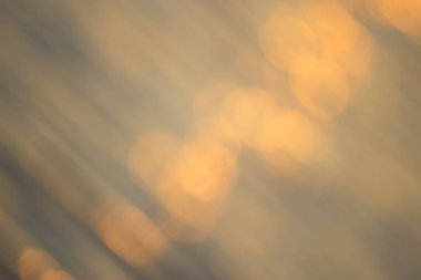 Bulanık tropik gün batımı plajı. Bulanık su arkaplanı